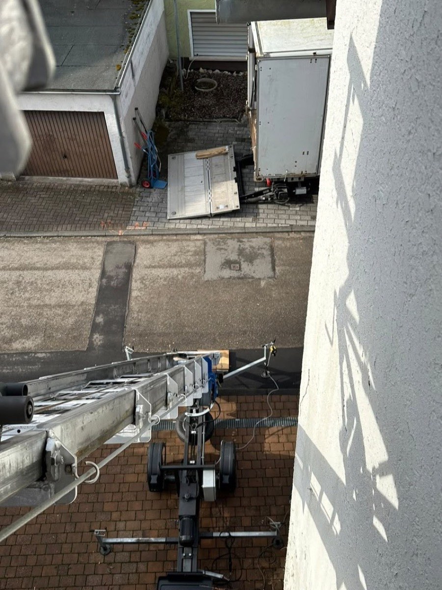 Blick aus der oberen Etage auf den Möbellift und den wartenden Umzugswagen