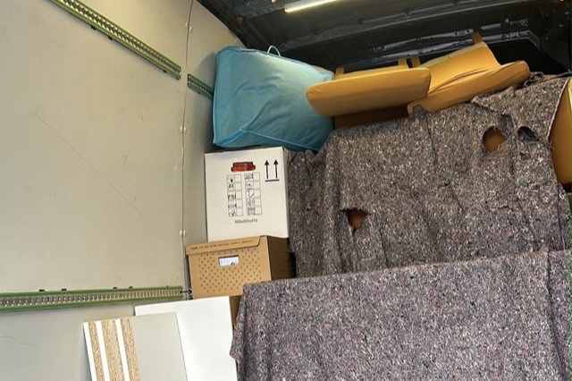 Beladener Umzugswagen von MO Umzüge: Möbel mit Umzugsdecken geschützt und verzurrt