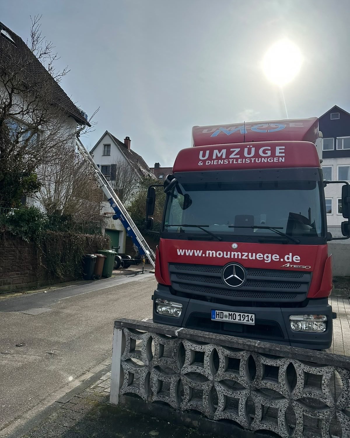 Umzugswagen von MO Umzüge & Dienstleistungen mit aufgestelltem Möbellift bei einem Umzug in Bammental